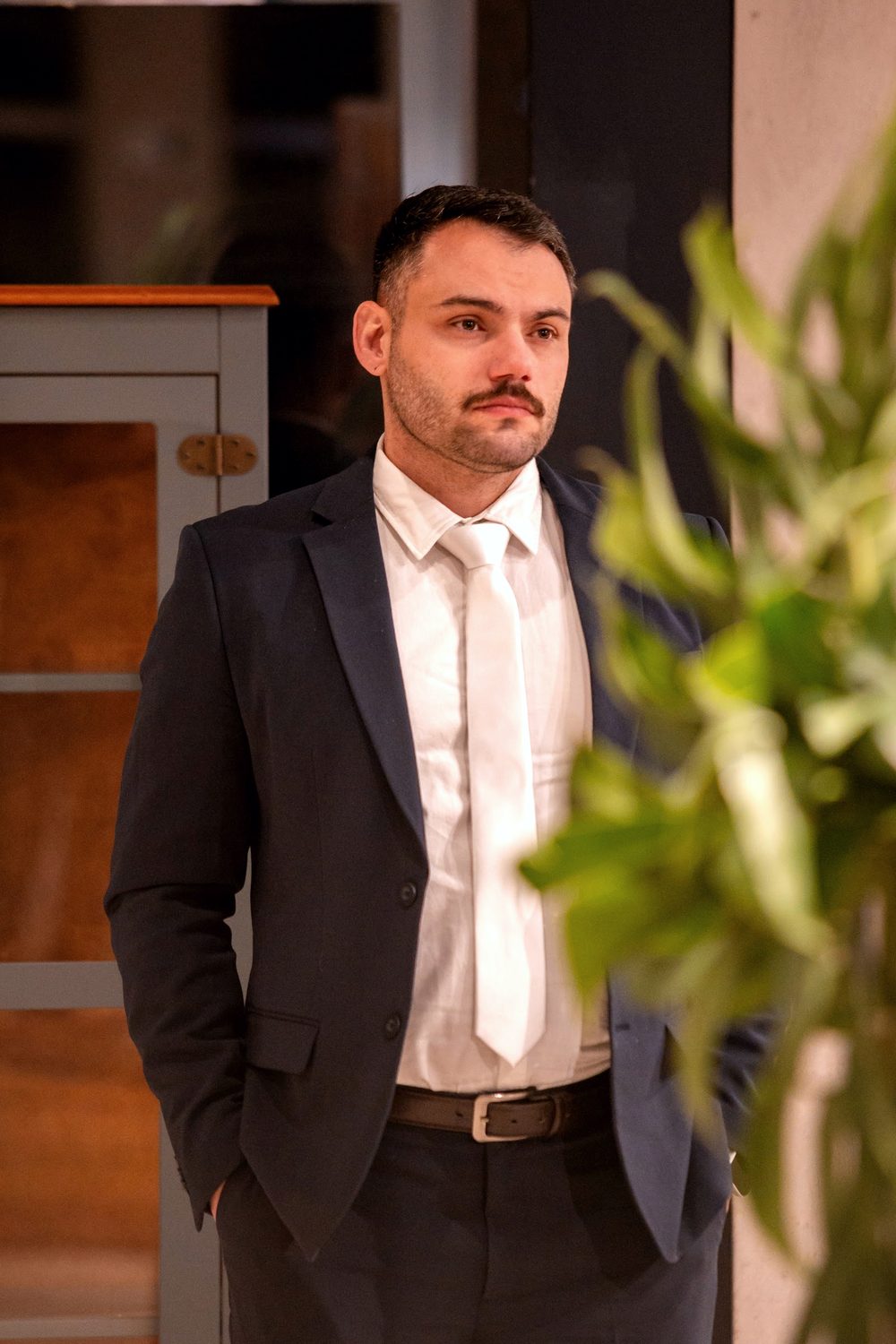Matheus Orlando de terno escuro, camisa e gravata brancas