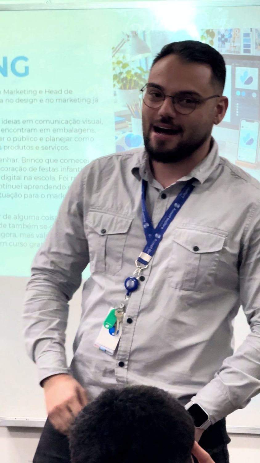 Matheus explicando um conteúdo em sala