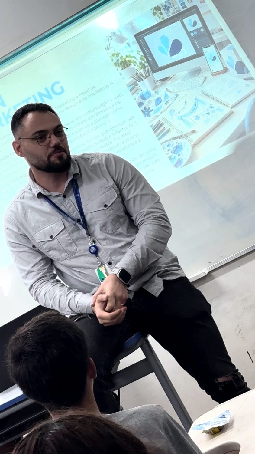 Matheus sentado à frente da turma, com slide projetado