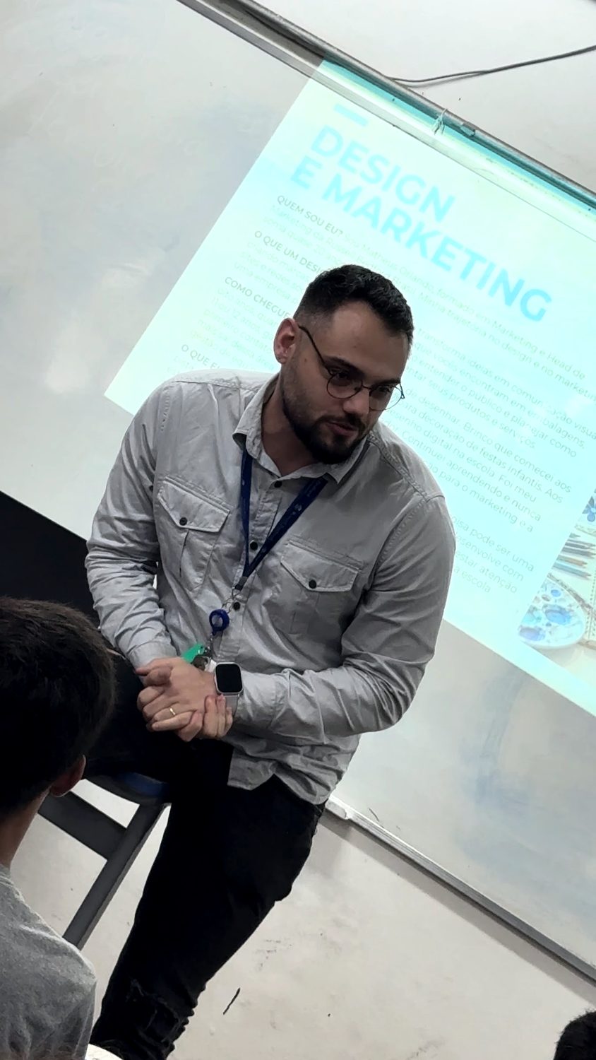 Matheus sentado à frente da turma durante um encontro