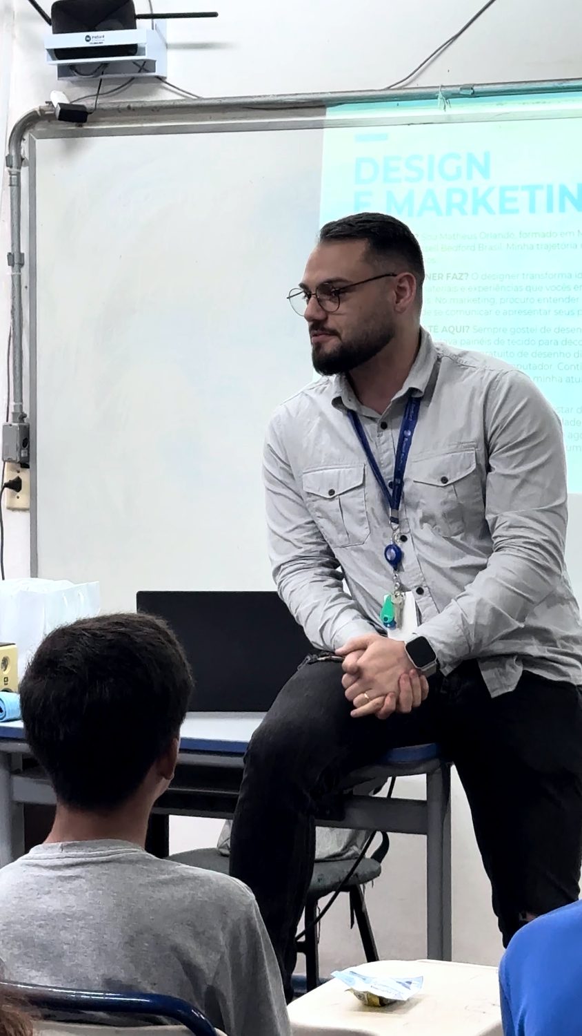 Matheus Orlando conduzindo um encontro com participantes em sala